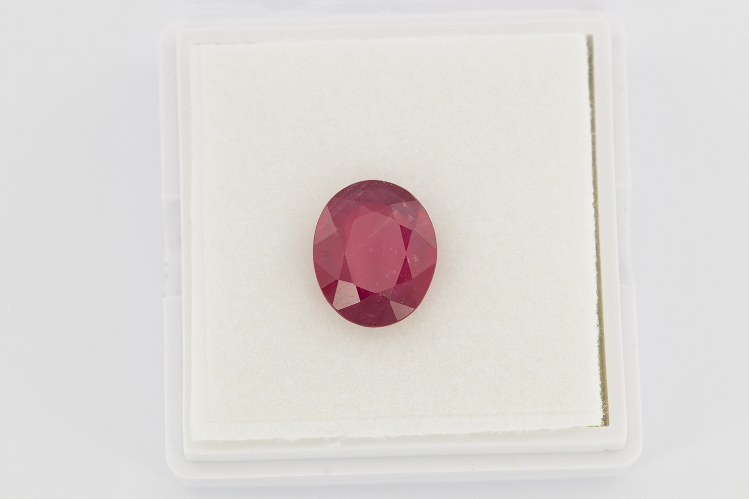 Stacked from 4 images. Method=C (S=2) Rubin 6.74 ct, 13x10.7 mm - imagine 1